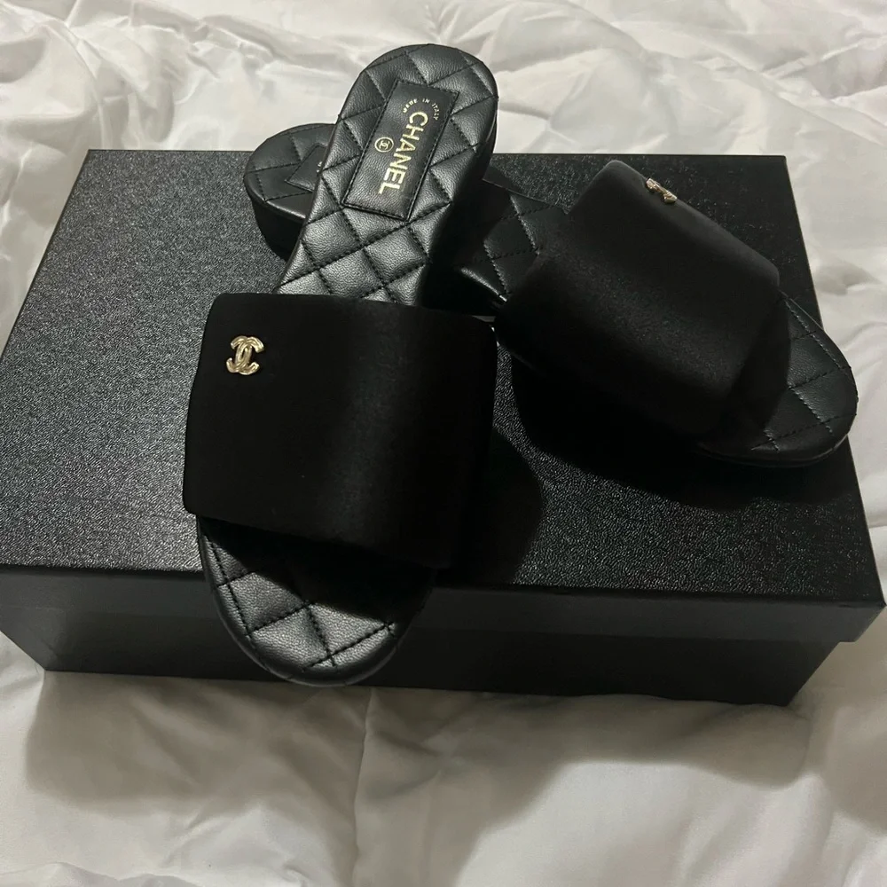 Chanel 22P Black Satin Classic CC logo Leather Mules - Size 38 - Picture 1 of 3
